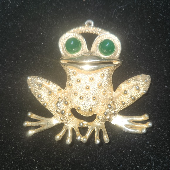 Jewelry - Vintage Chunky Gold Tone Frog Toad Pendant Green Cabochon Eyes Textured Animal‎